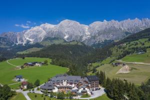 z góry widok na ośrodek w górach w obiekcie Aldiana Club Hochkönig w mieście Mühlbach am Hochkönig
