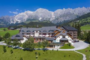 widok z lotu ptaka na ośrodek z górami w tle w obiekcie Aldiana Club Hochkönig w mieście Mühlbach am Hochkönig
