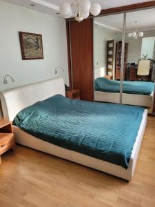 Schlafzimmer mit einem Bett und einem Spiegel in der Unterkunft Duńska house in Kielce