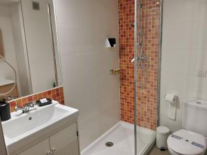 łazienka z toaletą, umywalką i prysznicem w obiekcie La Estancia de Leganitos w Madrycie