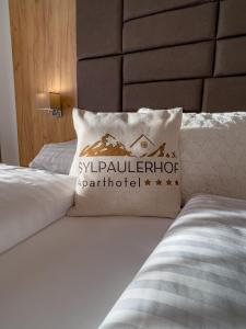 almohada en una cama en una habitación de hotel en Sylpaulerhof Aparthotel, en Sankt Michael im Lungau