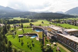 an aerial view of a resort in the mountains at Aldiana Club Salzkammergut und GrimmingTherme in Bad Mitterndorf
