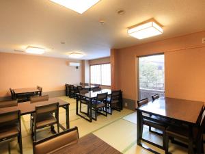 jadalnia ze stołami i krzesłami oraz oknem w obiekcie Yutorelo-an w mieście Hakone