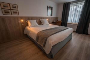 Postel nebo postele na pokoji v ubytování B&B l'Aigrin