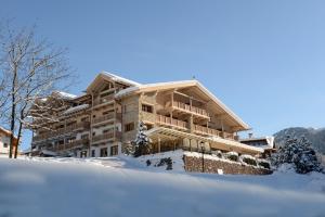 een groot gebouw in de sneeuw met sneeuw bij Hotel Portillo Dolomites 1966' in Selva di Val Gardena