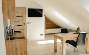 Televízia a/alebo spoločenská miestnosť v ubytovaní Apartamenty Jordanów - Stacja Paliw MOYA
