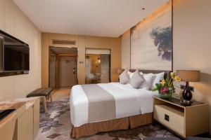 Postel nebo postele na pokoji v ubytování Zhuhai Longzhuda International Hotel