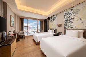 TV a/nebo společenská místnost v ubytování Zhuhai Longzhuda International Hotel