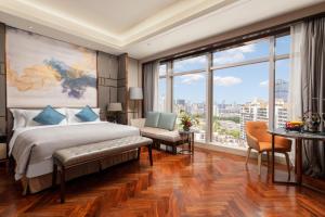 Postel nebo postele na pokoji v ubytování Zhuhai Longzhuda International Hotel