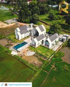 una vista aérea de una casa con piscina en Ezu Isle Langkawi Pool Villa en Pantai Cenang