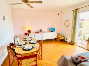 Televízia a/alebo spoločenská miestnosť v ubytovaní APARTBEACH BALANDRO CLIMATIZADO y VISTAS MAR