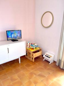 Televízia a/alebo spoločenská miestnosť v ubytovaní APARTBEACH BALANDRO CLIMATIZADO y VISTAS MAR