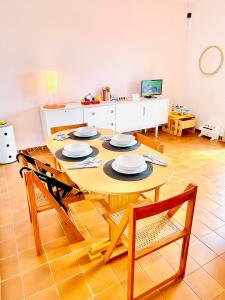 Televízia a/alebo spoločenská miestnosť v ubytovaní APARTBEACH BALANDRO CLIMATIZADO y VISTAS MAR