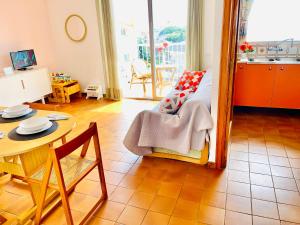 Televízia a/alebo spoločenská miestnosť v ubytovaní APARTBEACH BALANDRO CLIMATIZADO y VISTAS MAR
