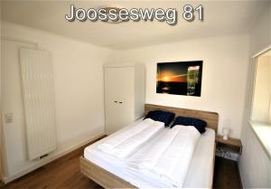 ヴェストカペレにあるJoossesweg 81のベッドルーム1室(白い枕2つ付きのベッド1台付)