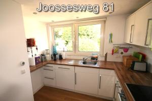 ヴェストカペレにあるJoossesweg 81のシンクと窓のあるキッチン