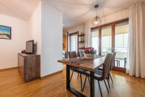 a dining room with a table and chairs and a tv at Casa Paola in Cagliari