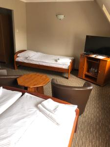 En eller flere senger på et rom på Hotel Krystyna