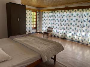 Postel nebo postele na pokoji v ubytování Saiman Guest House