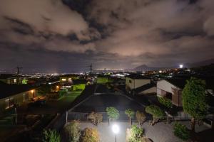 een luchtzicht op een stad 's nachts bij 別府温泉 小倉の湯 in Beppu