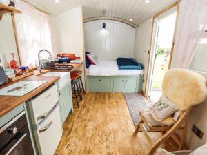 Η κουζίνα ή μικρή κουζίνα στο Honeybee Lodge +26 φωτογραφίες