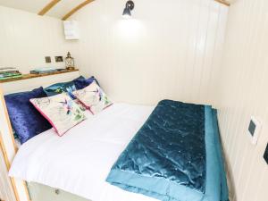 Ένα ή περισσότερα κρεβάτια σε δωμάτιο στο Honeybee Lodge