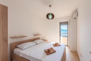 Ένα ή περισσότερα κρεβάτια σε δωμάτιο στο Donja Lastva Panoramic Views +27 φωτογραφίες