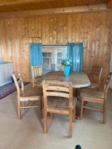 Ubytování Samba في Benešov u Semil: طاولة وكراسي خشبية في الغرفة
