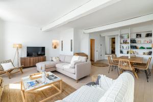 a living room with a couch and a table at Le Rooftop par Dodo-a-Cassis in Cassis