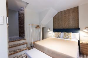 a bedroom with a large bed and a mirror at Apartamentos El Patio, Plaza Mayor Trujillo in Trujillo