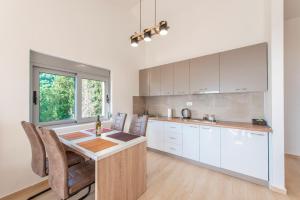 Η κουζίνα ή μικρή κουζίνα στο Donja Lastva Panoramic Views