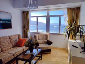 ein Wohnzimmer mit einem Sofa und einem Tisch in der Unterkunft Hostal J.B in Malpica