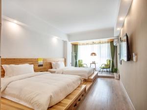 Postel nebo postele na pokoji v ubytování Cloudy Warm Hotel - Huangshan Scenic Area Transfer Center Branch