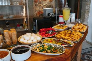 un buffet con muchos platos de comida en una mesa en Akkan Hotel en Bodrum