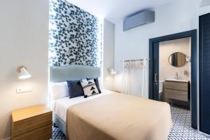 Posteľ alebo postele v izbe v ubytovaní Apartamentos El Patio, Plaza Mayor Trujillo