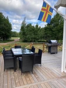 a patio with a table and chairs and a flag at Stor Familjegård i bra läge in Finström