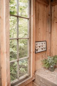 O grădină în afara A cozy treehouse for two