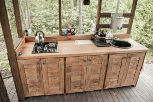 O bucătărie sau chicinetă la A cozy treehouse for two