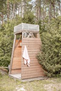 O grădină în afara A cozy treehouse for two
