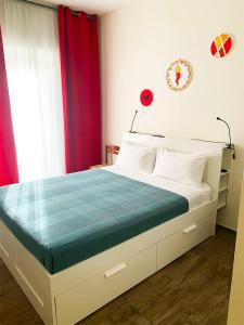 1 dormitorio con 1 cama grande y cortina roja en Residenza La Ciorta, en Nápoles