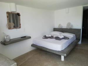 a bedroom with a bed and a mirror on the wall at Studio farma in Zefiría