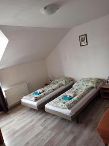 Zimmer mit 2 Betten in einem Zimmer in der Unterkunft Penzión Nezábudka in Stropkov