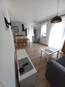 Televízia a/alebo spoločenská miestnosť v ubytovaní Apartament przy Obozie