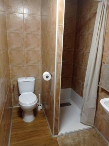 un baño con inodoro y ducha en Can Fabul, en Sant Carles de la Ràpita