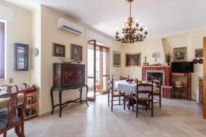 Posezení v ubytování Bella Vista Apartment with Seaview Balcony