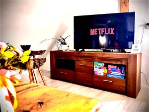 Televízia a/alebo spoločenská miestnosť v ubytovaní Brzoza i Świerk z widokiem na góry