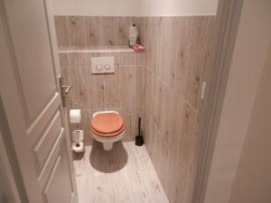łazienka z toaletą z drewnianą deską w obiekcie CHALET INDIVIDUEL TRES ENSOLEILLE AU CALME VUE IMPRENABLE w mieście Saint-Étienne-de-Tinée +4 zdjęcia