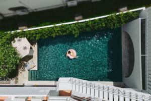 Bazén v ubytování Bedline Hotel - SHA Certified nebo v jeho okolí