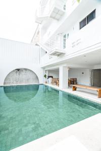 Bazén v ubytování Bedline Hotel - SHA Certified nebo v jeho okolí