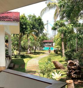 Vaade basseinile majutusasutuses Villa Formosa Panglao või selle lähedal